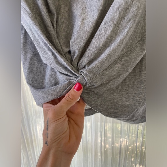 Lululemon size 6 Cate’s Tee with knotted front - Picture 2 of 4